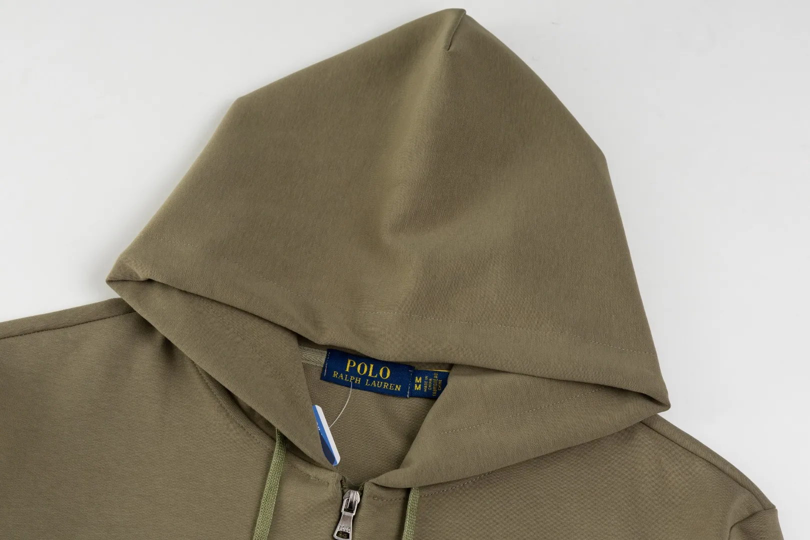 P236 #R95 Ralph Lauren/Ralph Lauren Twelve Color Pony🐎 Embroidered zipper cardigan jacket hooded sweatshirt This hooded sweatshirt is decorated with a simple style that represents Ralph Lauren. It is paired with a pony embroidery pattern, which is three-dimensional and full! The solid color fabric paired with exquisite embroidery instantly sets it off! Hooded sports design, loose and casual fit! The overall texture is very strong! Through the pictures, we can feel the thickness and texture of custom-woven and dyed threads. The workmanship is exquisite. They are shipped from major foreign trade factories. They are all made by masters with many years of experience. Everything is of high standards and requirements! Simple and versatile style ~ super delicate and soft, close to the body without being tied, all fabrics and accessories are original custom-made and of high quality! Perfectly reflects the brand’s sense of superiority! Standard cut, comfortable stretch, unrestricted movement! Highly practical, high-end and classy! Versatile style ~ can be paired with jeans or jogging pants. Ideal for transitioning from your morning commute to weekend events!  Color: Black with red label Black with white label Khaki Navy blue with red label Navy blue with white label White Light gray Dark gray Burgundy Army green Light blue Pink Size: S M L